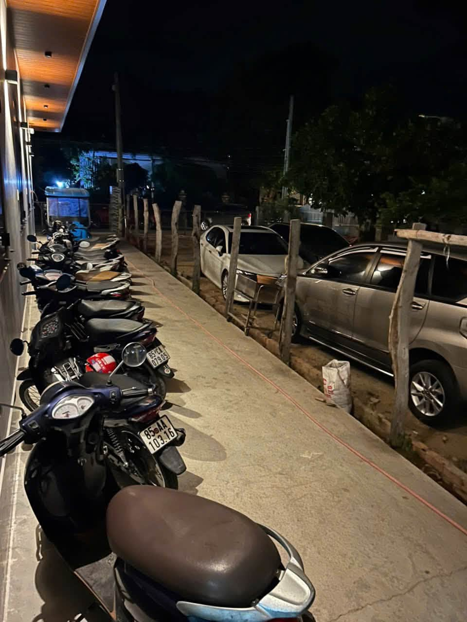 Bãi đỗ xe ô tô và xe máy rộng rãi