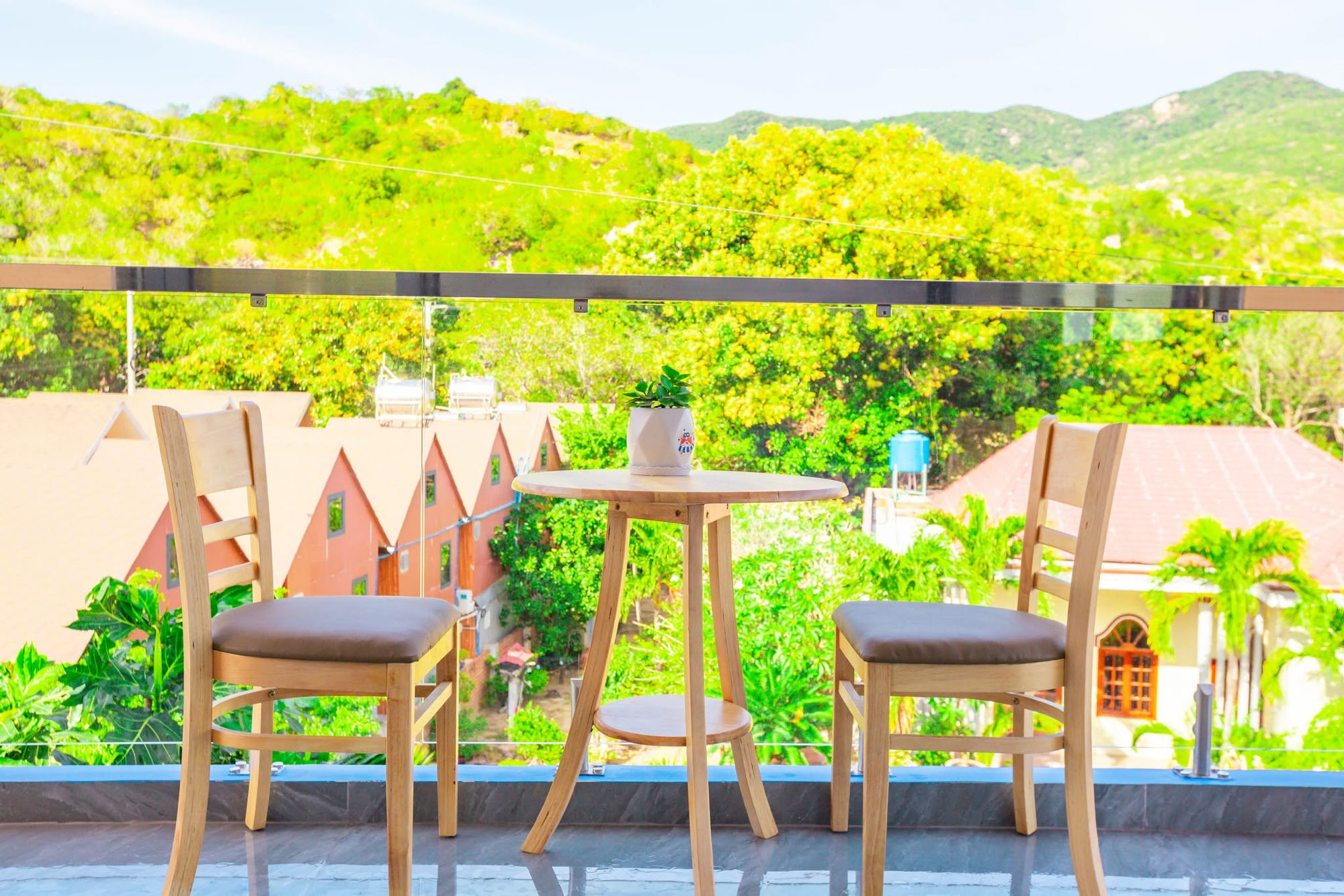 Ban công 2 ghế view nhà mái tam giác