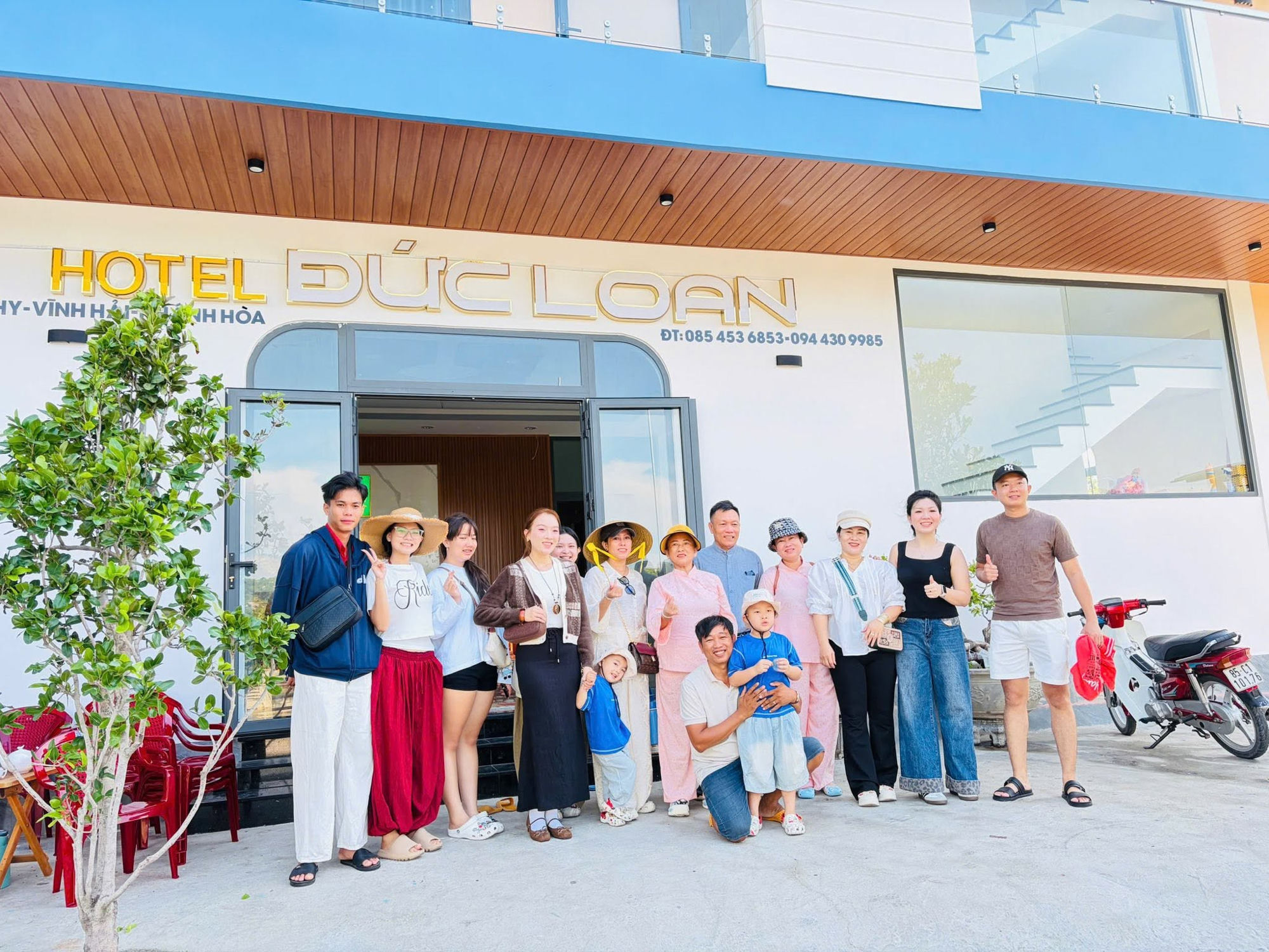 Đoàn khách chụp ảnh trước sảnh Hotel Đức Loan