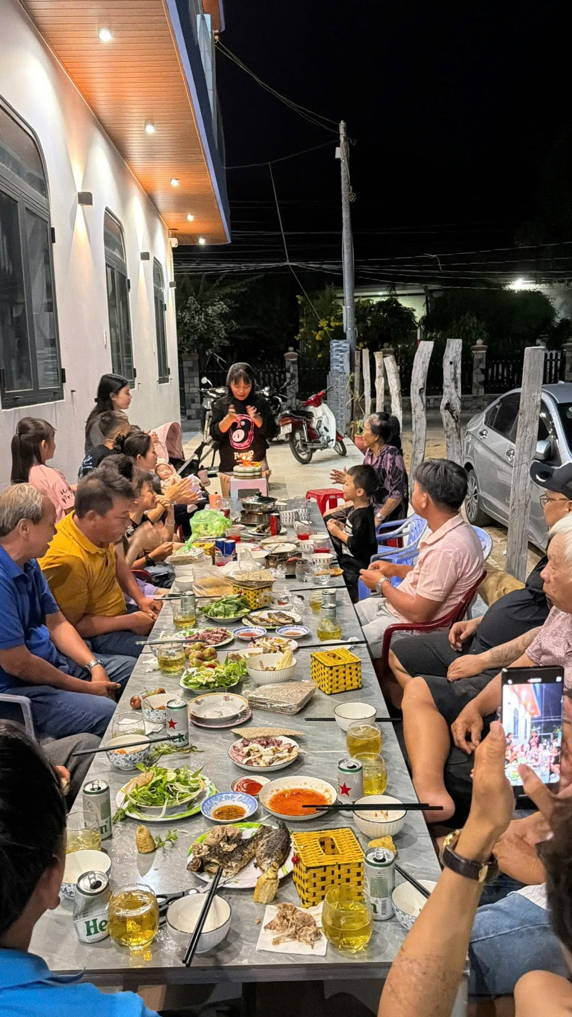 Tiệc BBQ buổi tối cùng khách và gia đình chủ