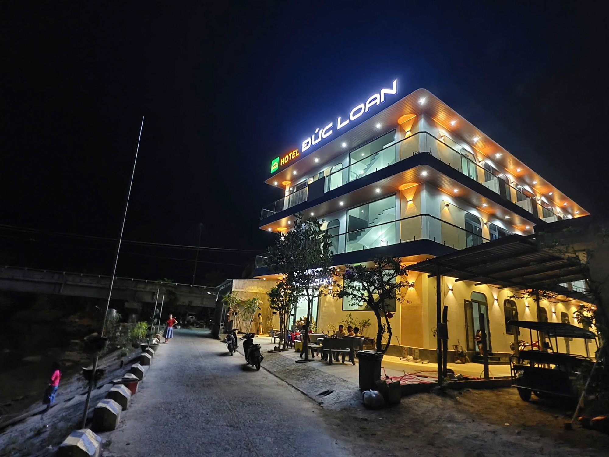 Hotel Đức Loan về đêm, đèn sáng ấm áp