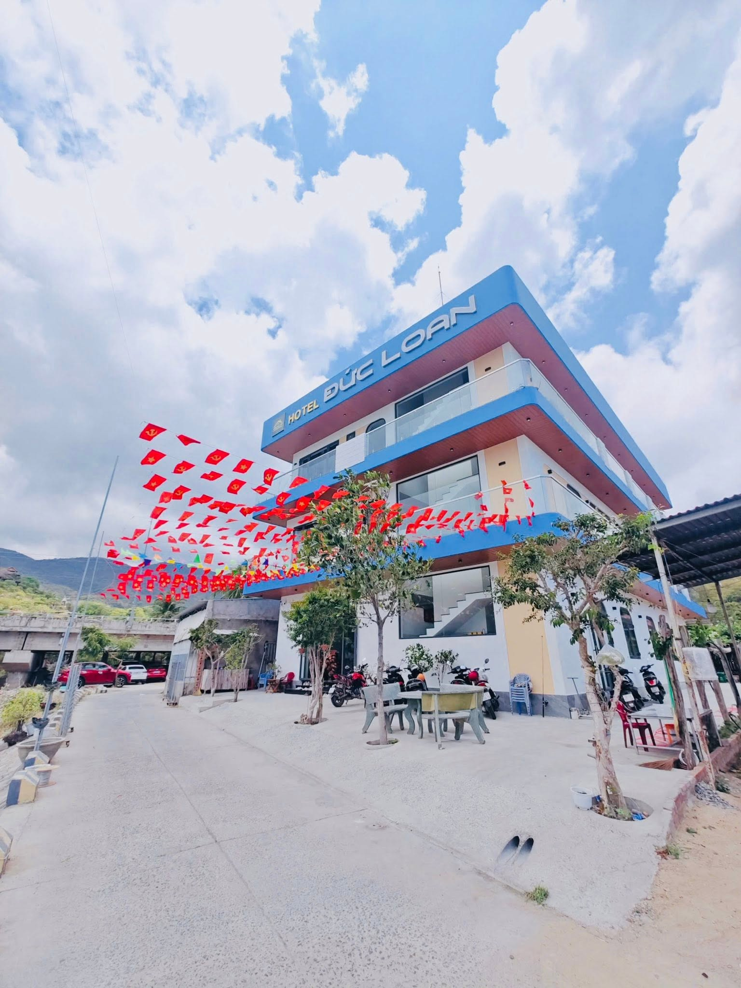 Hotel Đức Loan nhìn từ bên ngoài ban ngày