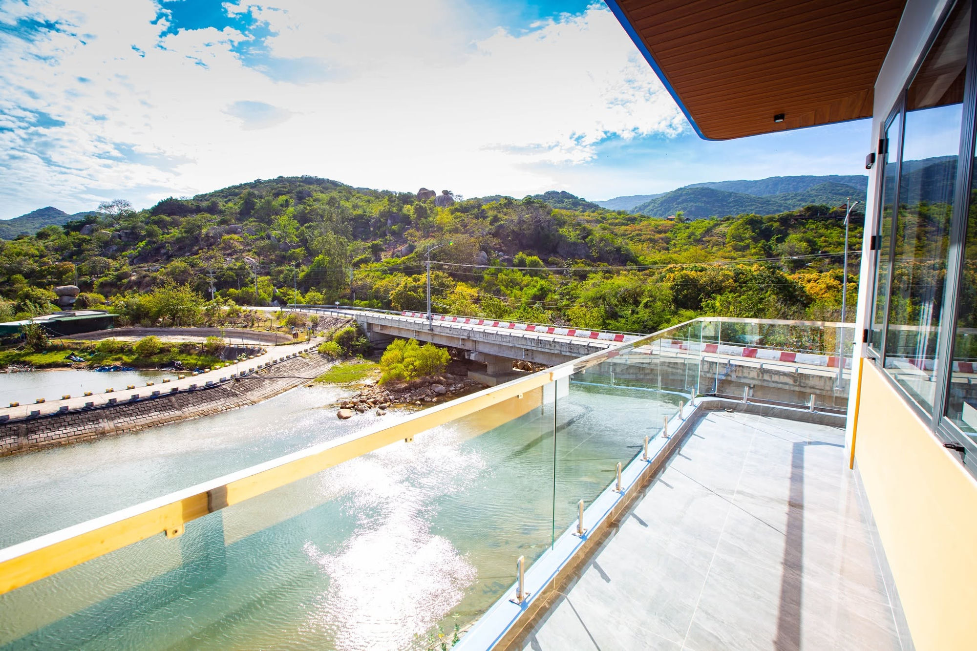 View sông và cầu nhìn từ khách sạn, gần các điểm tham quan Vĩnh Hy