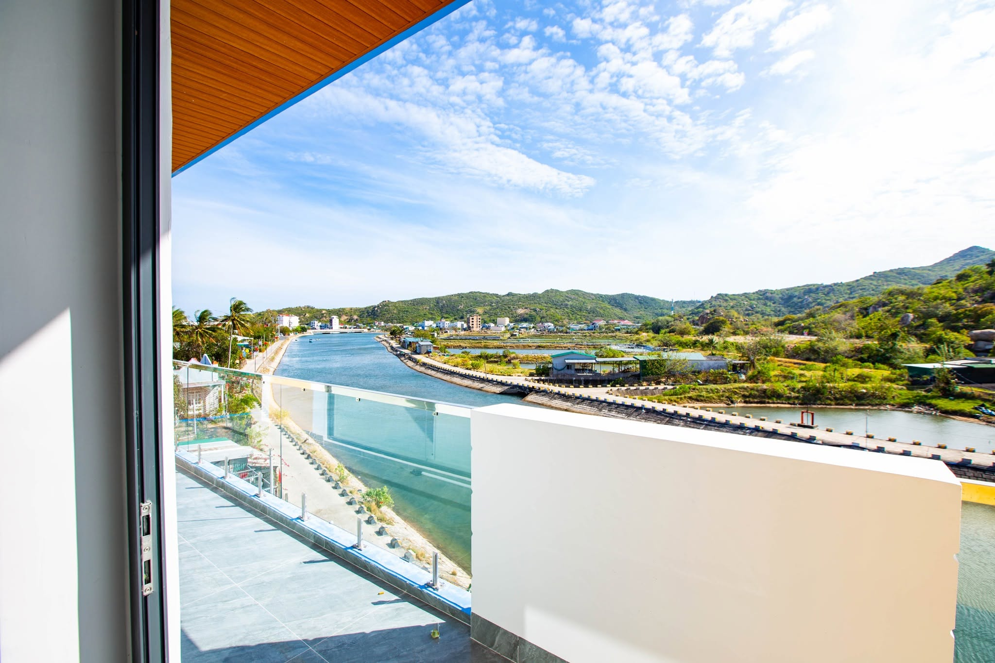 View sông rộng từ ban công tầng cao