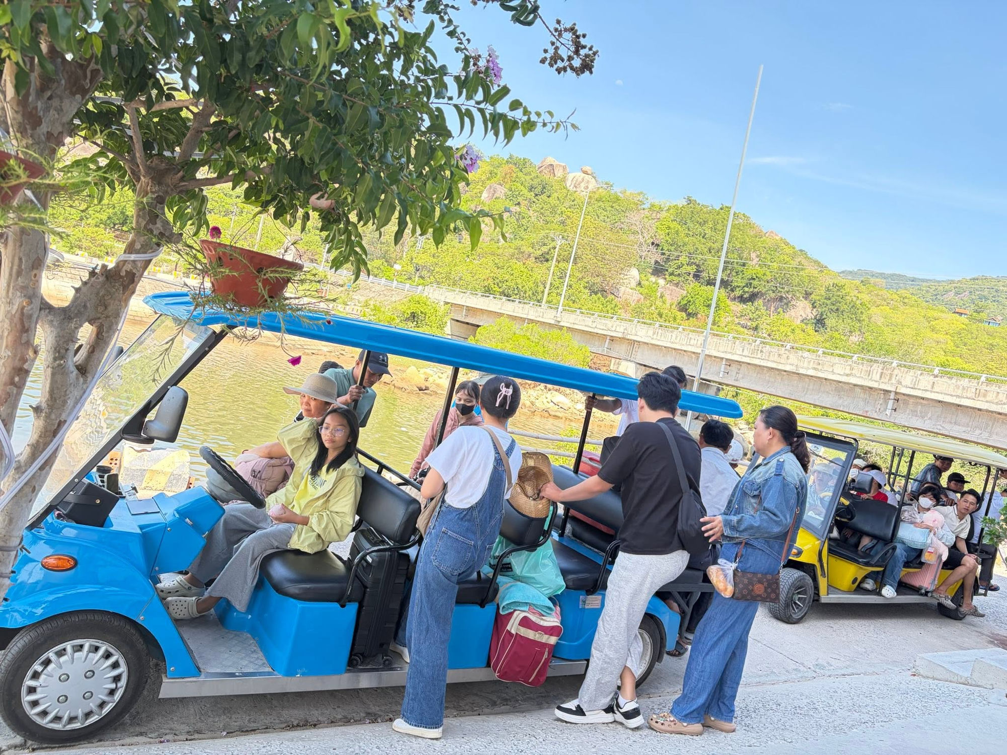 Xe điện đón khách bên bến sông
