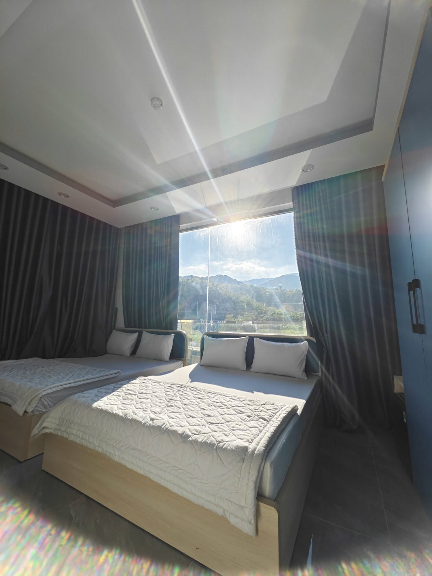 Phòng đôi đón nắng sớm, view núi