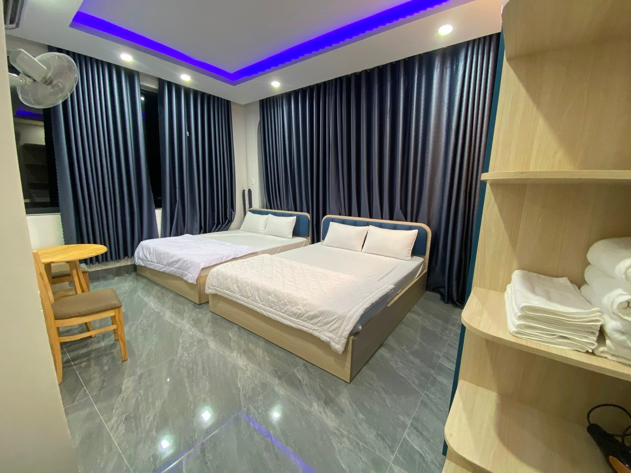 Phòng đôi với đèn LED xanh dịu