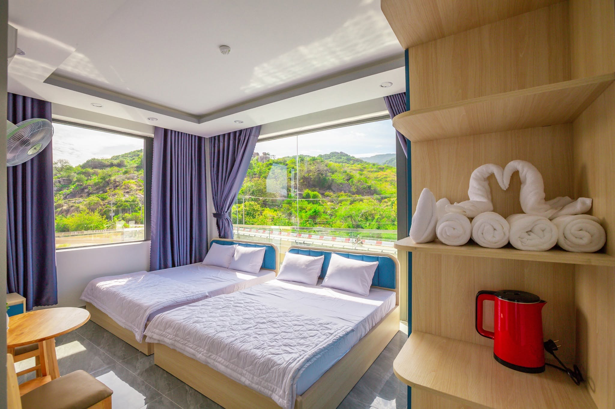 Phòng đôi view núi, khăn tắm gấp hình thiên nga