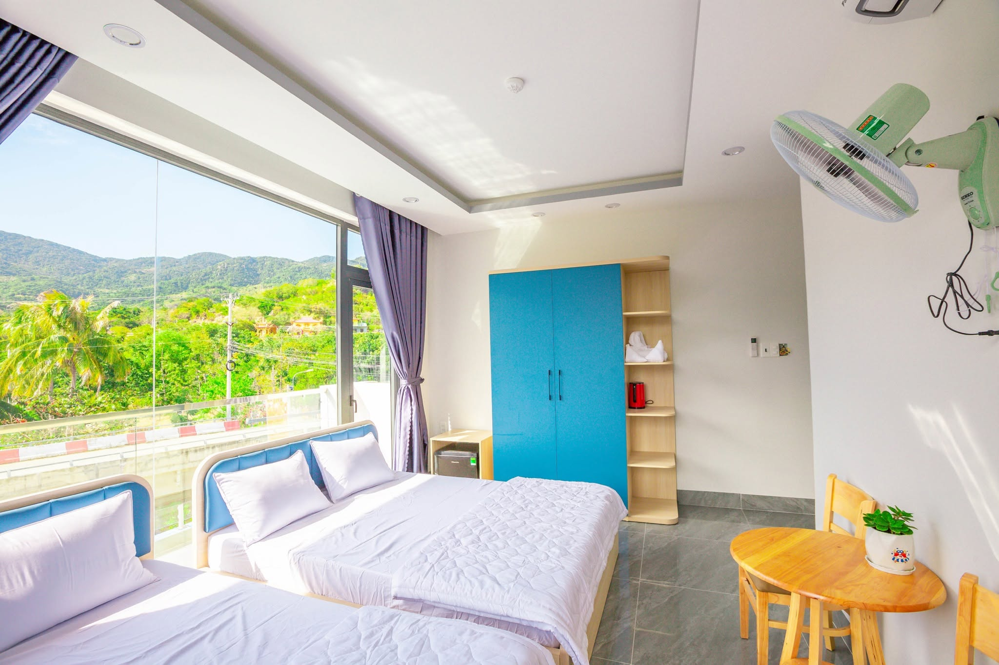 Phòng đôi view núi, tủ đồ và bàn trà