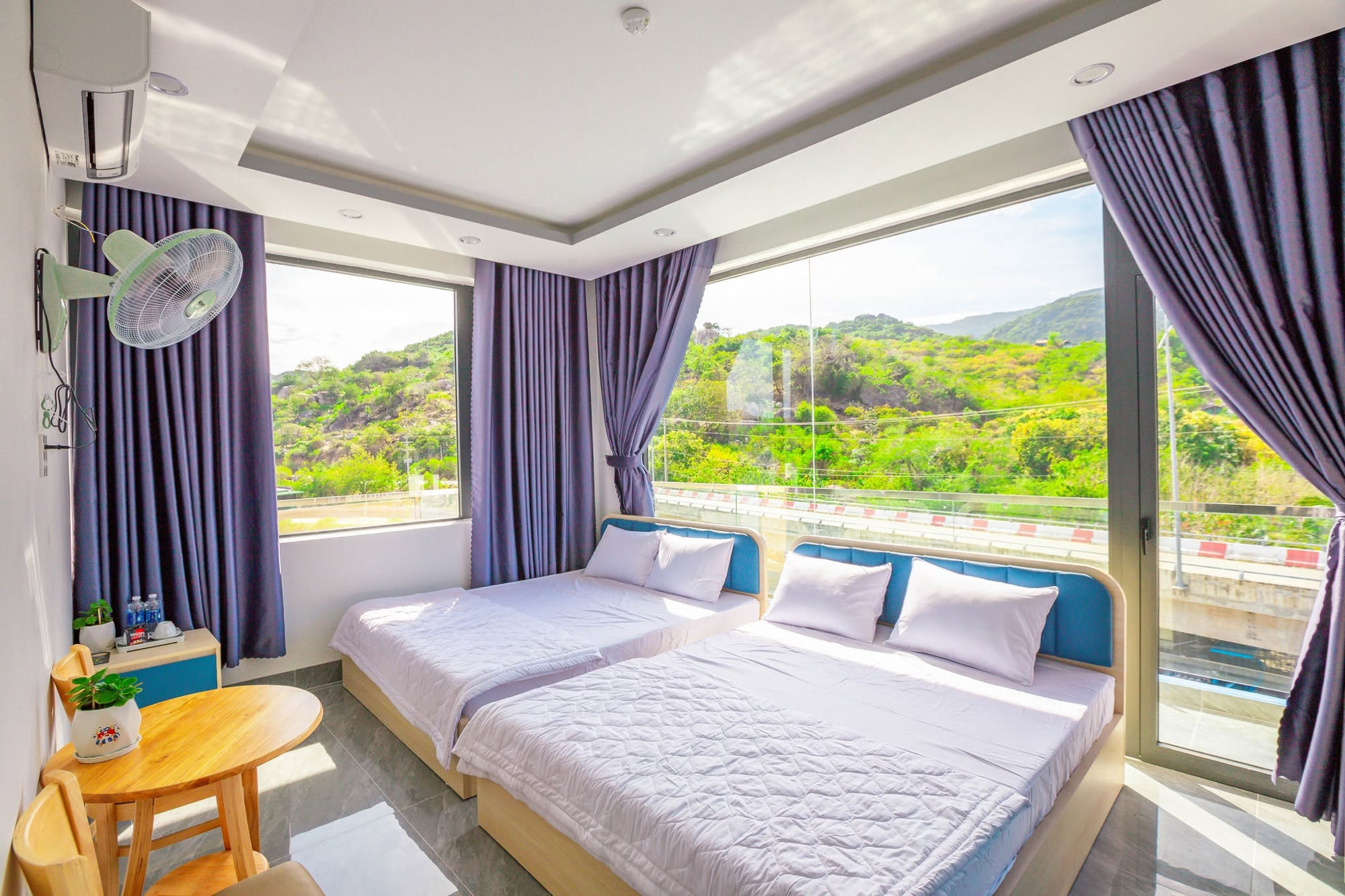 Phòng đôi 2 giường, view núi