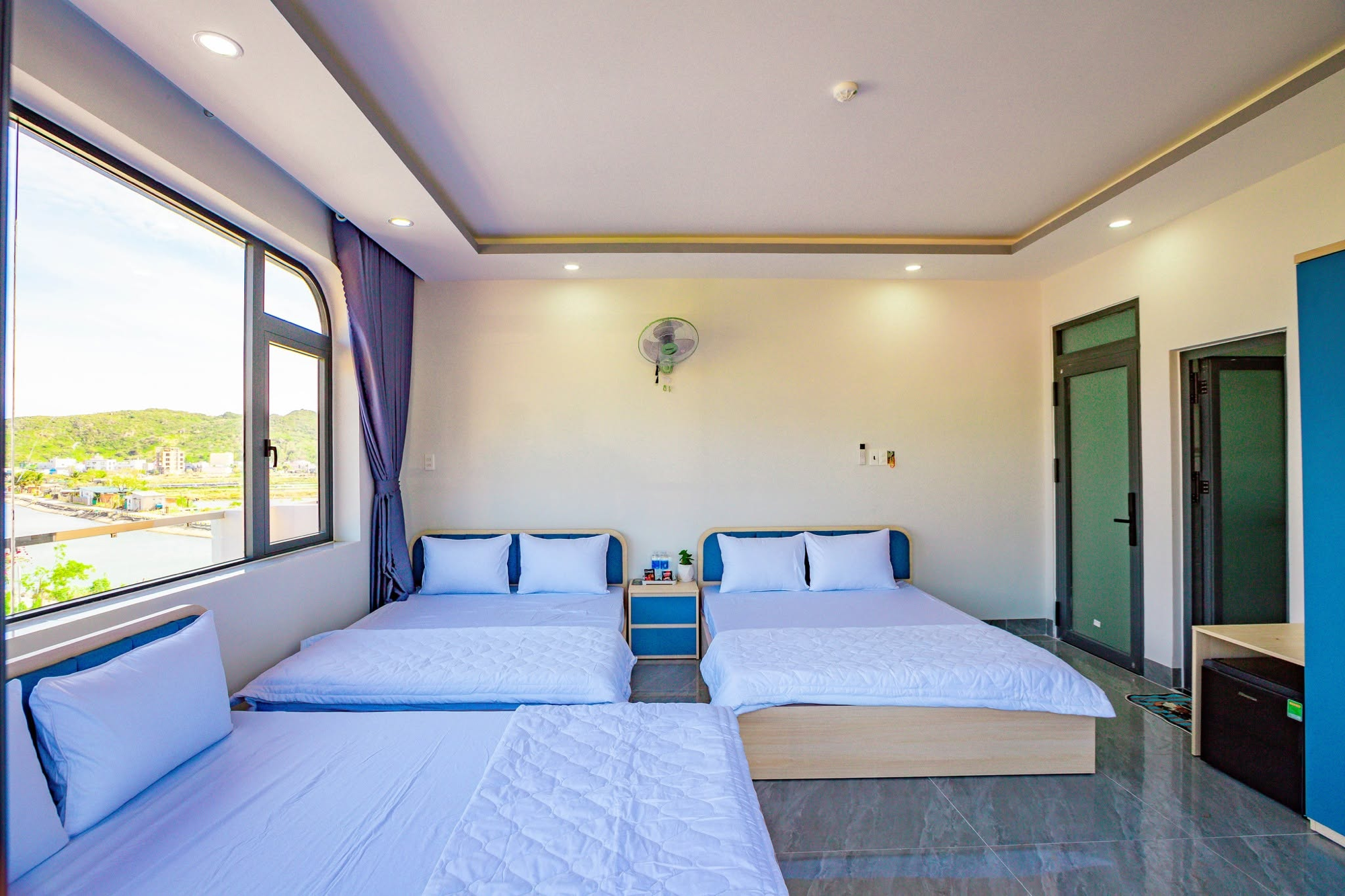 Phòng gia đình 3 giường, view núi từ cửa sổ lớn